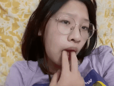 Bé kính cận chọt bím hồng bằng đồ chơi P2